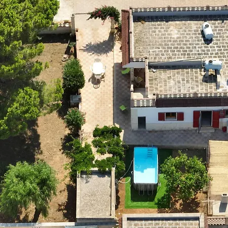 Giusy Con Piscina A 700 Mt Dalla Di Villa