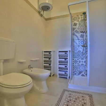 Giusy Con Piscina A 700 Mt Dalla Di Villa *