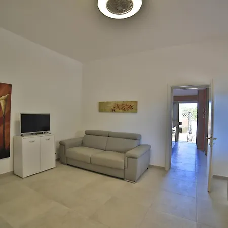 Giusy Con Piscina A 700 Mt Dalla Di *