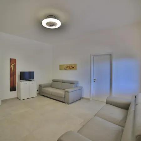 Giusy Con Piscina A 700 Mt Dalla Di *